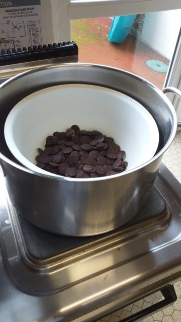 Action de faire fondre le chocolat au bain-marie